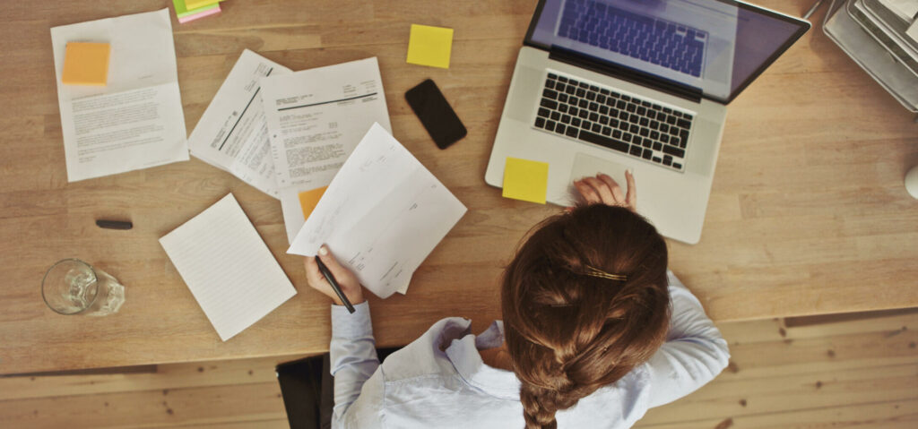 woman working with her legal time tracking and billing software on her computer